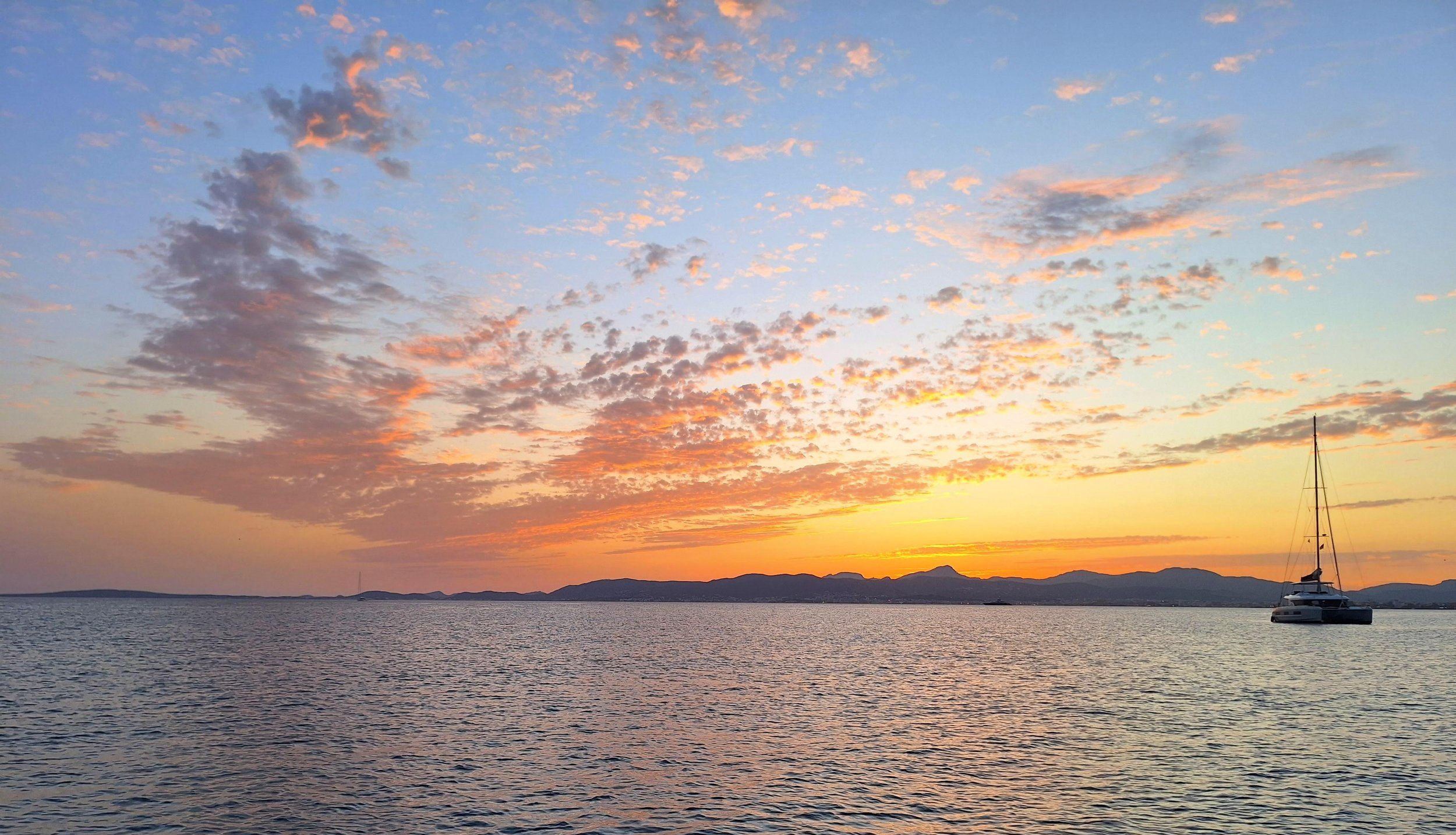 La mer au coucher du soleil au large de Majorque