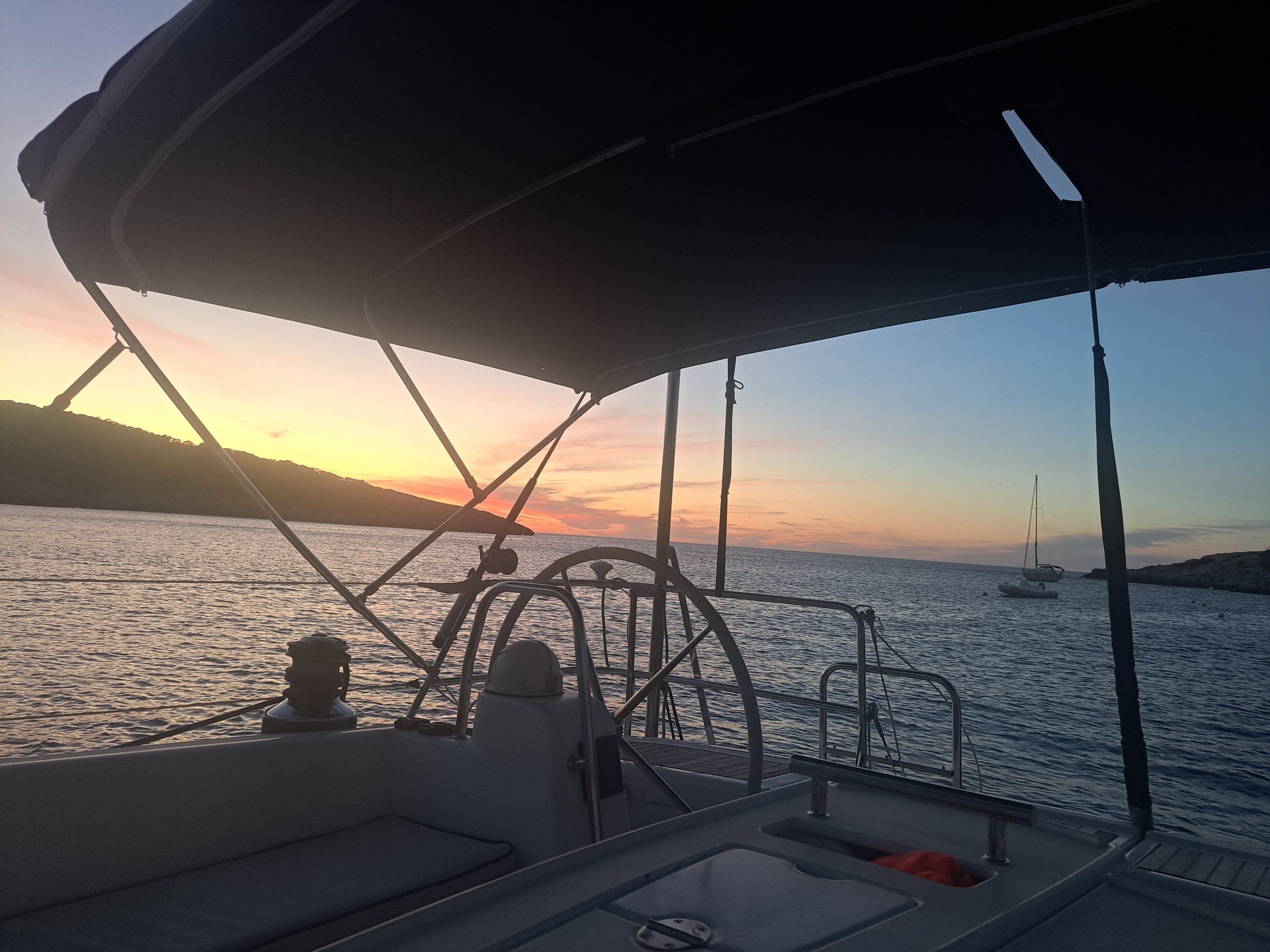 À la barre du voilier au crépuscule